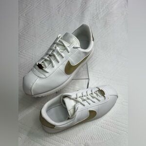 25: Nike: Cortez Basic SL (GS) Size: 6.5Y